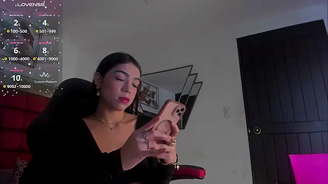 Snapshot of FaloonRoussel chatting on December 3, 2025, 6:28 pm FaloonRoussel online show from December 3, 2025, 6:28 pm