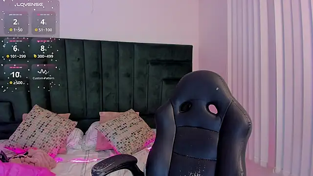 Snapshot of FaloonRoussel chatting on January 7, 2026, 12:24 am FaloonRoussel online show from January 7, 2026, 12:24 am