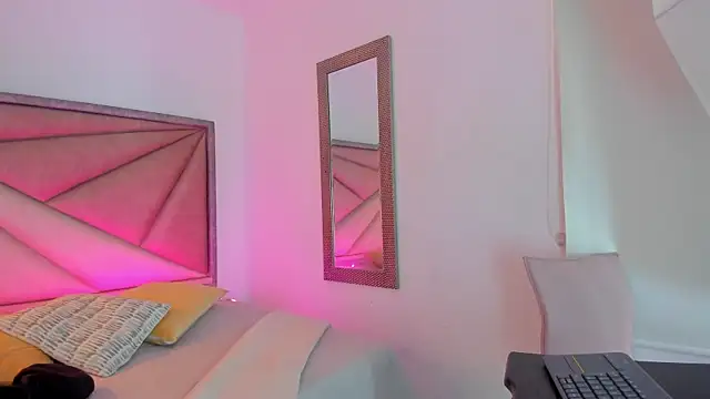 Snapshot of FaloonRoussel chatting on January 13, 2026, 6:13 pm FaloonRoussel online show from January 13, 2026, 6:13 pm