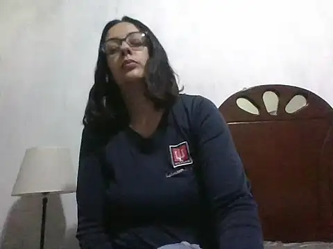 Snapshot of Samanthat33 chatting on December 12, 2024, 5:10 am Samanthat33 online show from December 12, 2024, 5:10 am