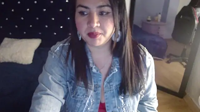 lucianaa 25 online show from December 10, 2024, 3:55 pm