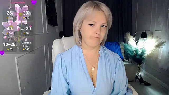 Snapshot of Juarnea chatting on October 3, 2025, 8:22 am Juarnea online show from October 3, 2025, 8:22 am