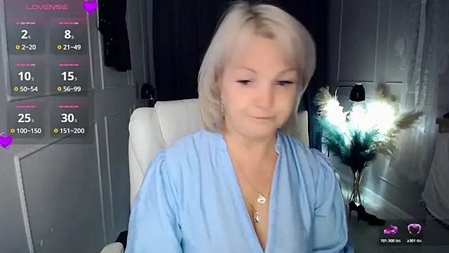 Snapshot of Juarnea chatting on November 5, 2025, 11:54 am Juarnea online show from November 5, 2025, 11:54 am