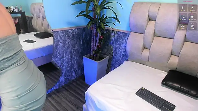 Snapshot of emily_jones_1 chatting on February 24, 2025, 1:21 pm emily jones 1 online show from February 24, 2025, 1:21 pm