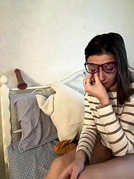 BeatriceTender online show from December 15, 2025, 5:44 am