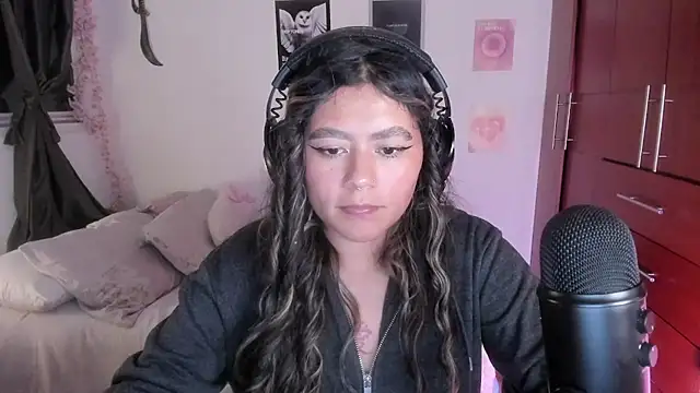 StephaniFox online show from December 18, 2025, 1:44 am