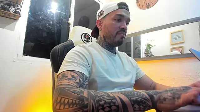 Snapshot of Angel_sex_latin chatting on February 2, 2025, 3:43 am Angel sex latin online show from February 2, 2025, 3:43 am