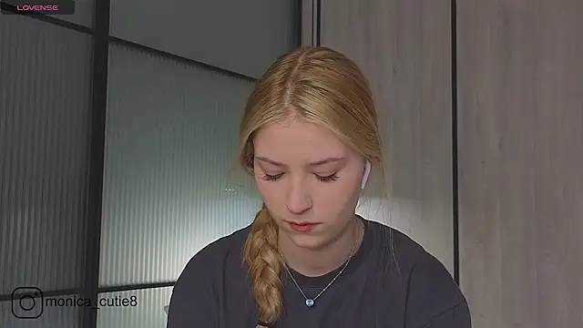 Snapshot of Monikacutie chatting on March 3, 2025, 4:03 am Monikacutie online show from March 3, 2025, 4:03 am