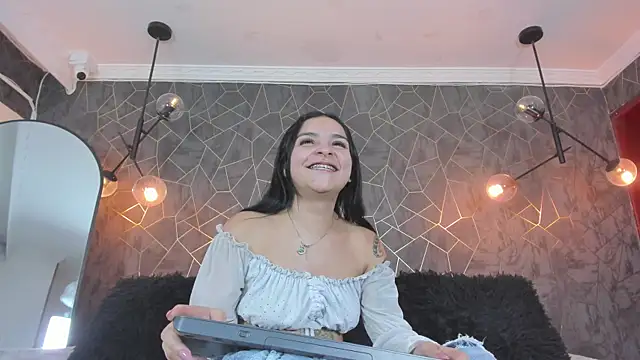 leigh-angels online show from June 3, 2026, 10:15 pm