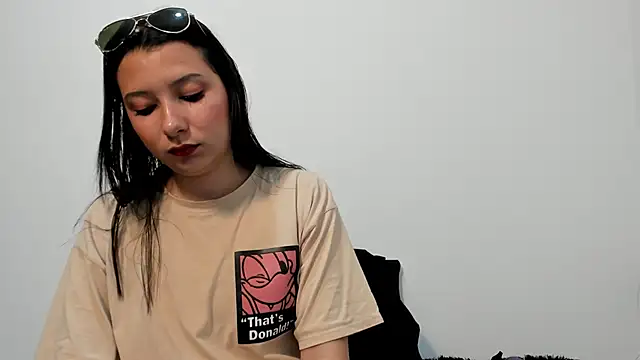 Snapshot of cami-01 chatting on October 13, 2025, 8:31 pm cami-01 online show from October 13, 2025, 8:31 pm