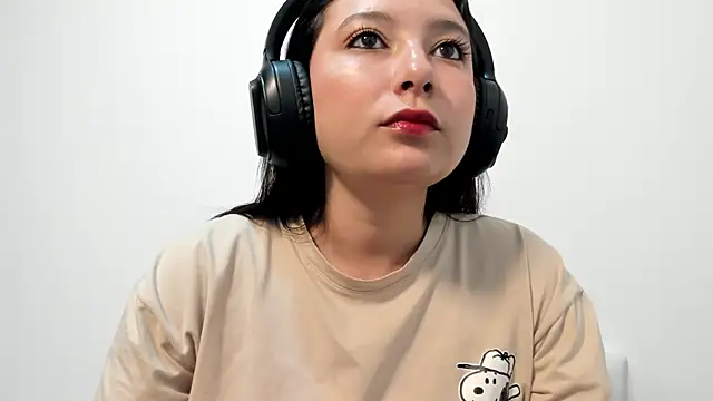 Snapshot of cami-01 chatting on October 20, 2025, 9:26 pm cami-01 online show from October 20, 2025, 9:26 pm