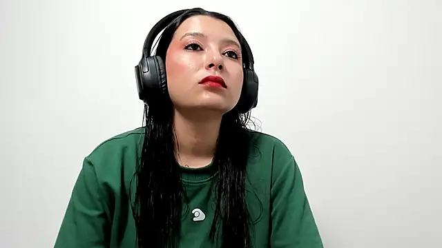 Snapshot of cami-01 chatting on December 4, 2025, 9:01 pm cami-01 online show from December 4, 2025, 9:01 pm