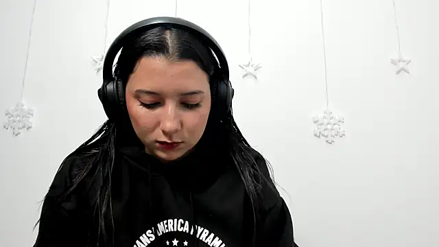 Snapshot of cami-01 chatting on December 22, 2025, 1:30 pm cami-01 online show from December 22, 2025, 1:30 pm