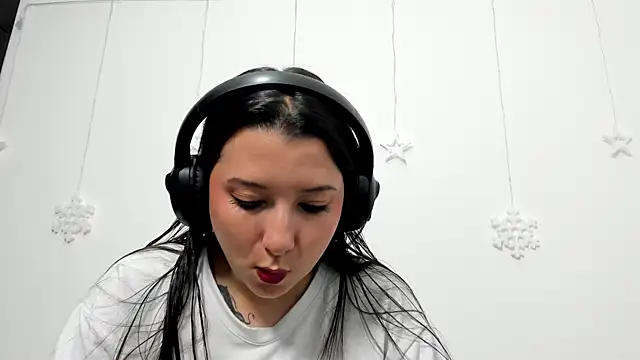 Snapshot of cami-01 chatting on January 8, 2026, 8:55 pm cami-01 online show from January 8, 2026, 8:55 pm