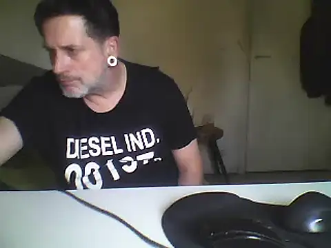 Snapshot of oopsxx chatting on February 18, 2025, 11:22 am oopsxx online show from February 18, 2025, 11:22 am