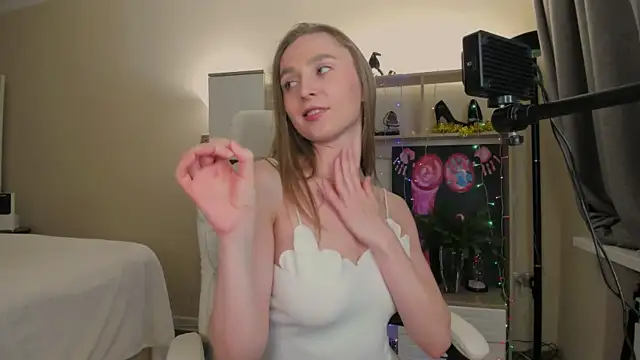 Snapshot of CharlotteWells chatting on January 3, 2025, 2:30 pm CharlotteWells online show from January 3, 2025, 2:30 pm