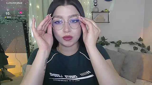 mily thomson b  online show from December 3, 2025, 9:35 pm