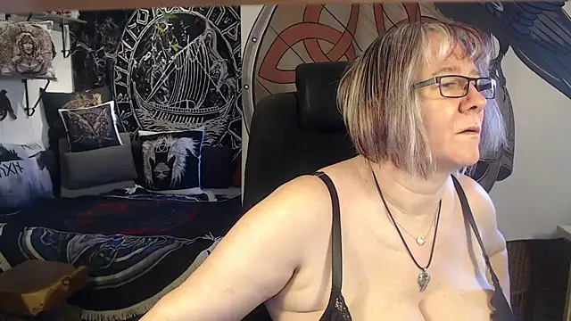 Snapshot of TittenMichelle chatting on April 25, 2026, 8:39 am TittenMichelle online show from April 25, 2026, 8:39 am