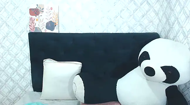 Snapshot of Emma-Wilson chatting on February 6, 2025, 11:43 am Emma-Wilson online show from February 6, 2025, 11:43 am