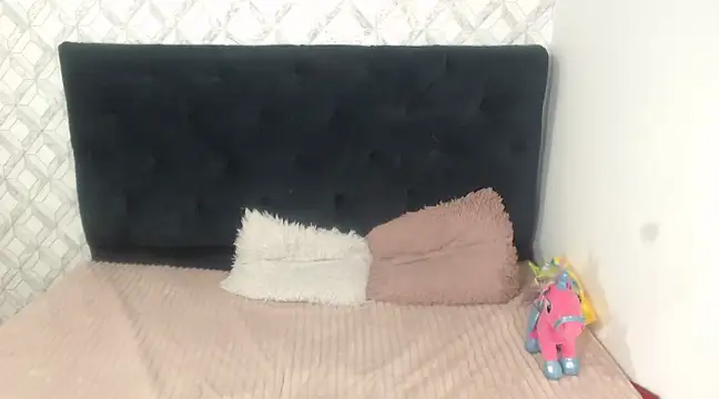 Snapshot of Emma-Wilson chatting on February 21, 2025, 10:59 pm Emma-Wilson online show from February 21, 2025, 10:59 pm