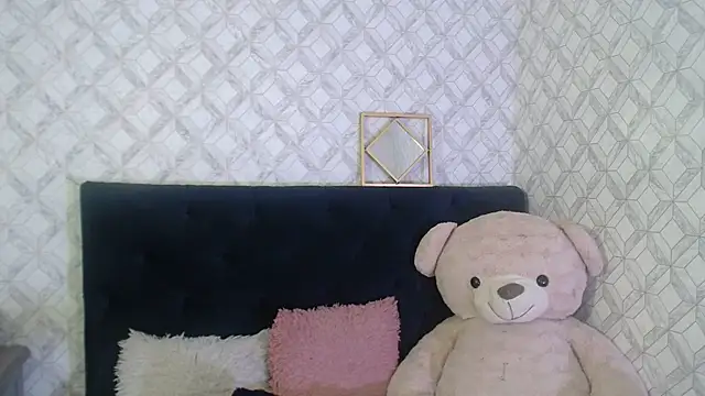 Snapshot of Emma-Wilson chatting on October 6, 2025, 4:21 am Emma-Wilson online show from October 6, 2025, 4:21 am