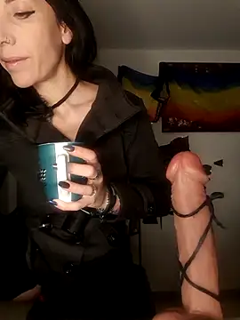 freyamoret online show from November 6, 2025, 4:24 am