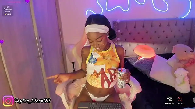 Snapshot of Miss_westt_ chatting on April 24, 2026, 7:44 am Miss westt online show from April 24, 2026, 7:44 am
