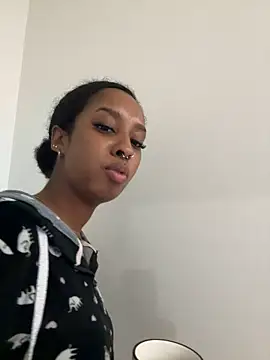 Snapshot of Your_Paris chatting on October 27, 2025, 2:43 pm Your Paris online show from October 27, 2025, 2:43 pm