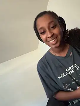 Snapshot of Your_Paris chatting on November 6, 2025, 3:02 pm Your Paris online show from November 6, 2025, 3:02 pm