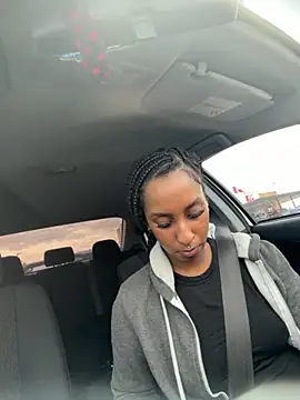 Snapshot of Your_Paris chatting on November 18, 2025, 6:34 pm Your Paris online show from November 18, 2025, 6:34 pm