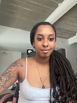 Snapshot of Your_Paris chatting on December 5, 2025, 5:20 pm Your Paris online show from December 5, 2025, 5:20 pm