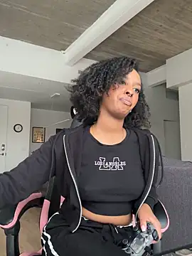 Snapshot of Your_Paris chatting on December 17, 2025, 6:03 pm Your Paris online show from December 17, 2025, 6:03 pm