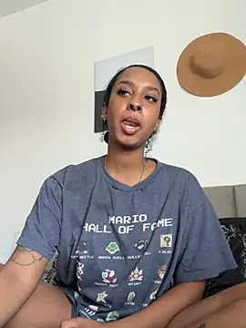 Snapshot of Your_Paris chatting on January 18, 2026, 5:50 pm Your Paris online show from January 18, 2026, 5:50 pm