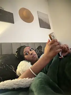 Snapshot of Your_Paris chatting on February 6, 2026, 3:26 pm Your Paris online show from February 6, 2026, 3:26 pm