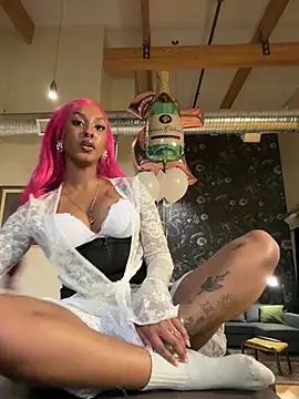 Snapshot of Your_Paris chatting on February 7, 2026, 3:32 am Your Paris online show from February 7, 2026, 3:32 am