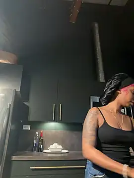 Snapshot of Your_Paris chatting on February 7, 2026, 10:46 pm Your Paris online show from February 7, 2026, 10:46 pm