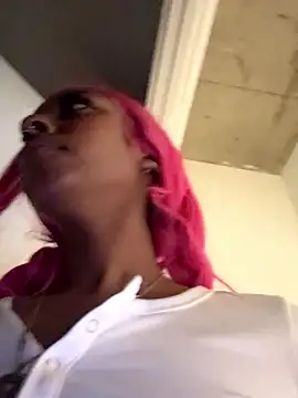 Snapshot of Your_Paris chatting on February 12, 2026, 4:40 am Your Paris online show from February 12, 2026, 4:40 am