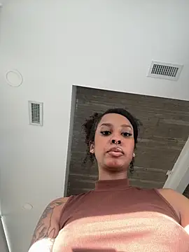 Snapshot of Your_Paris chatting on February 14, 2026, 4:37 pm Your Paris online show from February 14, 2026, 4:37 pm