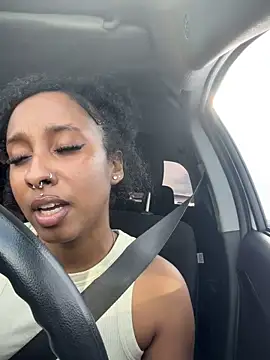 Snapshot of Your_Paris chatting on February 15, 2026, 8:05 pm Your Paris online show from February 15, 2026, 8:05 pm