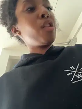 Snapshot of Your_Paris chatting on February 17, 2026, 8:26 pm Your Paris online show from February 17, 2026, 8:26 pm