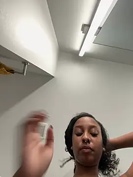 Snapshot of Your_Paris chatting on February 21, 2026, 1:01 pm Your Paris online show from February 21, 2026, 1:01 pm