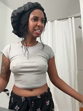 Snapshot of Your_Paris chatting on February 22, 2026, 6:35 am Your Paris online show from February 22, 2026, 6:35 am