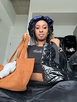 Snapshot of Your_Paris chatting on February 22, 2026, 6:39 pm Your Paris online show from February 22, 2026, 6:39 pm