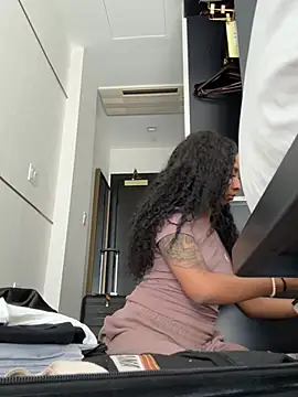 Snapshot of Your_Paris chatting on February 23, 2026, 10:07 pm Your Paris online show from February 23, 2026, 10:07 pm