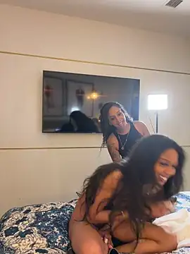 Snapshot of Your_Paris chatting on February 26, 2026, 8:35 am Your Paris online show from February 26, 2026, 8:35 am