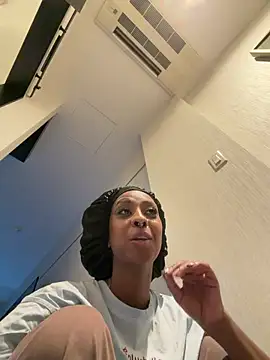 Snapshot of Your_Paris chatting on February 28, 2026, 9:05 pm Your Paris online show from February 28, 2026, 9:05 pm