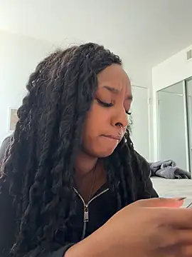 Snapshot of Your_Paris chatting on March 3, 2026, 8:04 pm Your Paris online show from March 3, 2026, 8:04 pm