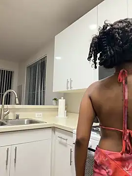 Snapshot of Your_Paris chatting on March 5, 2026, 6:42 am Your Paris online show from March 5, 2026, 6:42 am