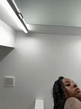 Snapshot of Your_Paris chatting on March 13, 2026, 5:36 am Your Paris online show from March 13, 2026, 5:36 am