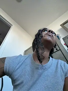 Snapshot of Your_Paris chatting on March 18, 2026, 10:02 pm Your Paris online show from March 18, 2026, 10:02 pm